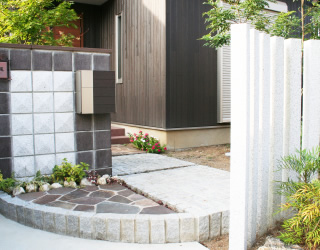 多彩な石使いでモダンなエントランス