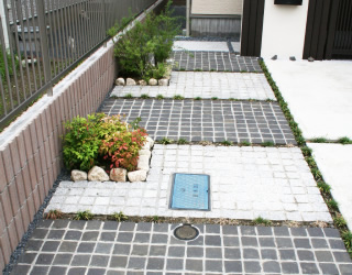 モノトーンの敷石を方形貼りで端正に