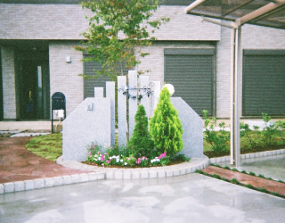 高低差のある石柱が印象的なスポット花壇